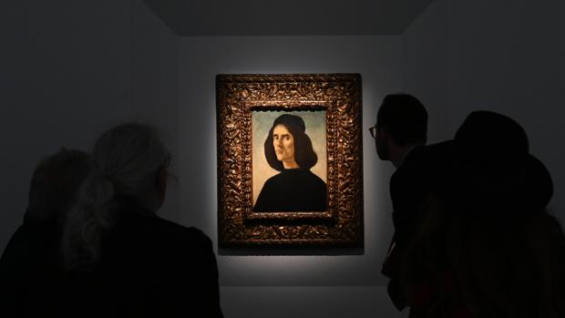 Los visitantes de la Frieze de Londres admirando el Marullo de Botticelli