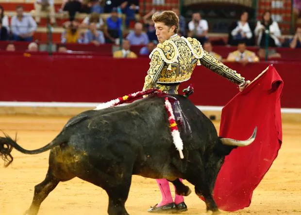 Manuel Escribano, en un pase cambiado por la espalda al quinto toro