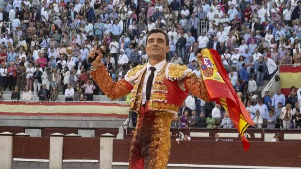 Paco Ureña da una triufal vuelta al ruedo con la bandera de España en San Isidro