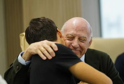 El abrazo de Caballero y García Padrós