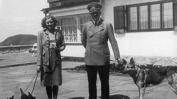 Adolf Hitler y Eva Braun posan con sus perros