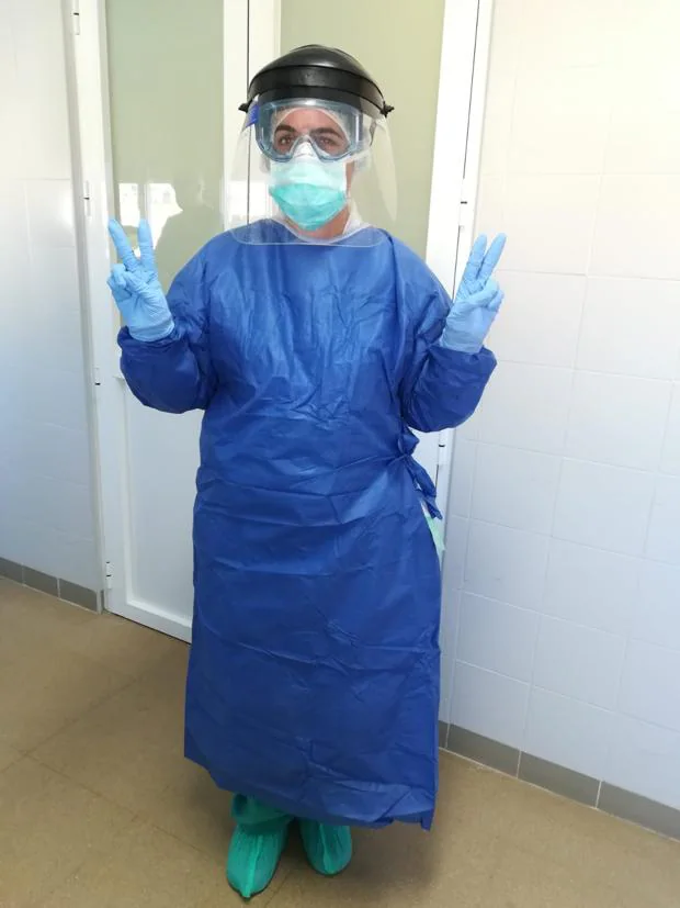 Nieves, una anestesista del complejo hospitalario de Badajoz, lanza un gesto de esperanza por «nuestra mejor victoria»