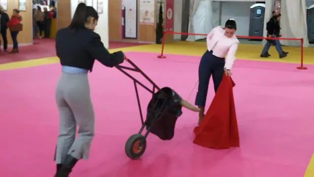 Dos alumnas de la Escuela Taurina de Badajoz, en la pasada Feria de Olivenza