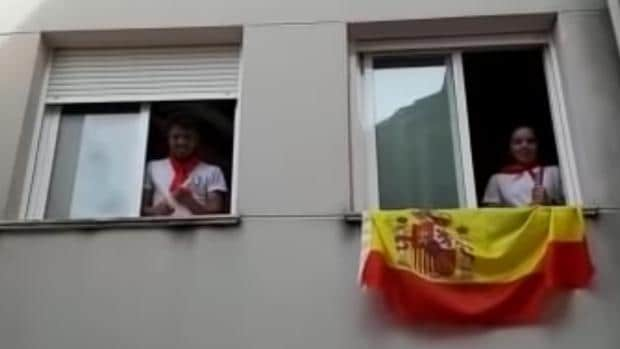 Los vecinos de un bloque de Plasencia simulan los Sanfermines