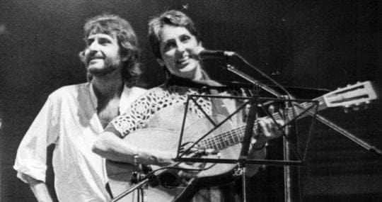 Aute con Joan Baez durante un concierto en Madrid en 1983