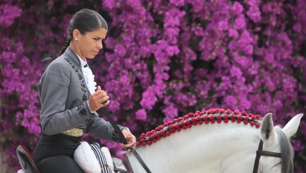 Lea Vicens, a caballo