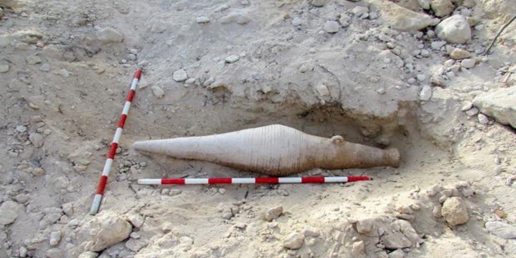 Localizan un «extraño» ánfora de hace 2.000 años en la playa de ses Salines de Ibiza