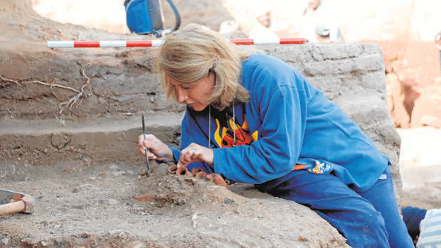 Imagen de archivo de una arqueóloga trabajando