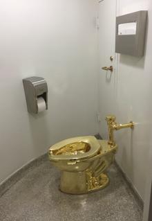 El inodoro recubierto de oro de Cattelan, cuando se instaló en el Guggenheim de Nueva York