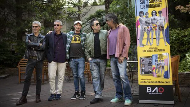 Los Rodríguez junto a los autores de la nueva biografía oral de la banda