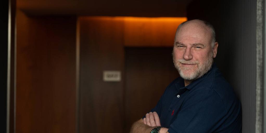 Alan Parks: «Adoro los clichés que acompañan a los detectives en la ficción»
