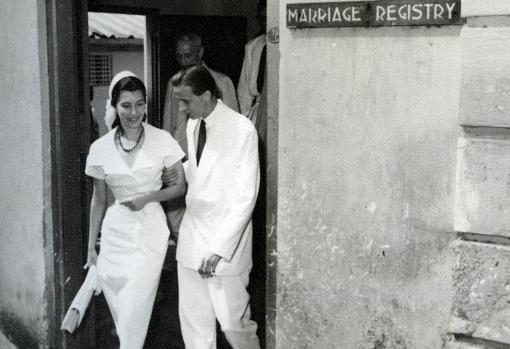 El barón Thyssen a salida del registro civil de Colombo (Ceilán) el día de su boda con Nina Dyer, el 23 de junio de 1954
