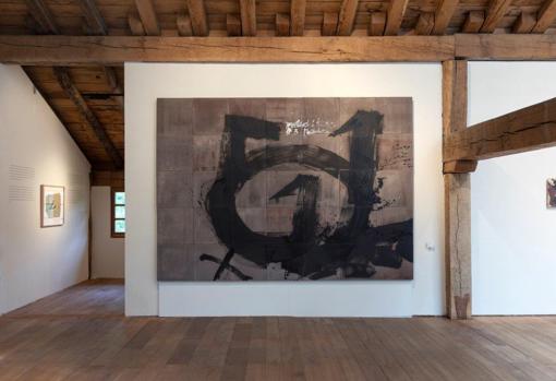 One of the rooms of 'Tàpies en Zabalaga'