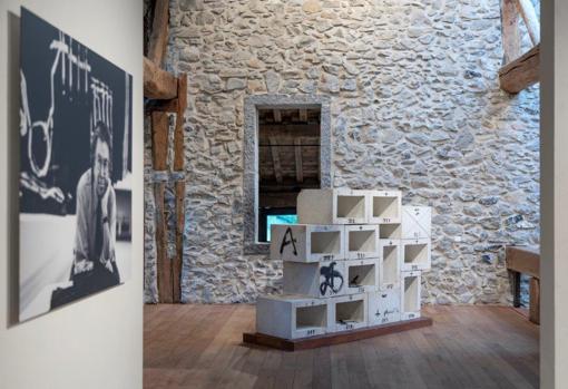 One of the rooms of 'Tàpies en Zabalaga'