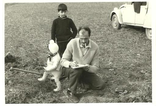 Enrique Osset with two of his children drawing their findings in Artieda