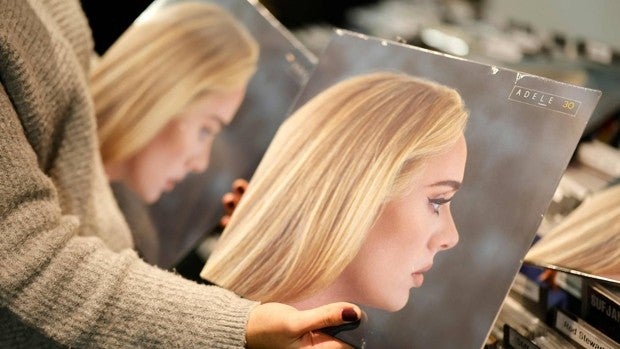 Spotify elimina el botón de reproducción aleatoria tras una petición de  Adele