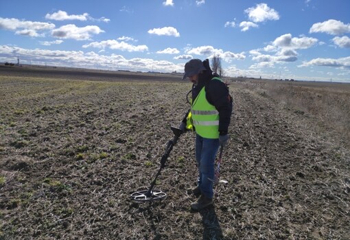 Work process of an archaeologist with a detector