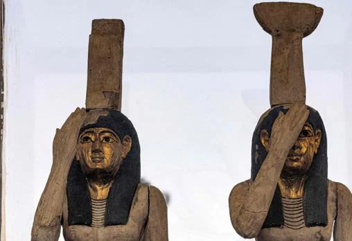 Estatuillas que representan a las diosas egipcias Isis (Iset) y Neftis (Nebet-Het)