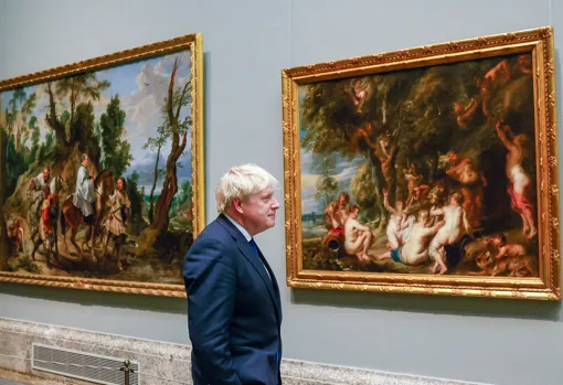 Boris Johnson admirando obras de Rubens en el Prado