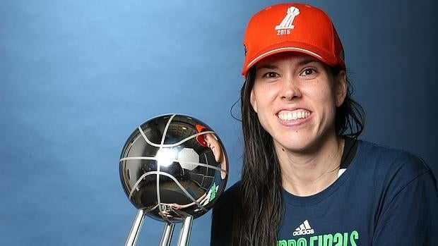 Anna Cruz, con el trofeo de campeón de la WNBA