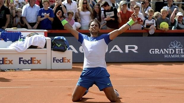 Rafa Nadal celebra su victoria en la final del torneo de Hamburgo contra el italiano Fabio Fognini en Hamburgo el 2 de agosto de 2015