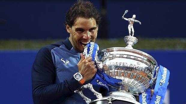 Nadal, mordiendo la copa del campeón en el Godó