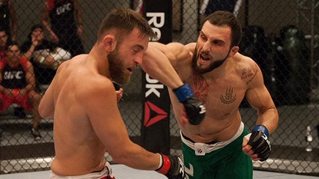 Enrique Marín «Wasabi» golpea a un rival durante un combate de artes marciales mixtas