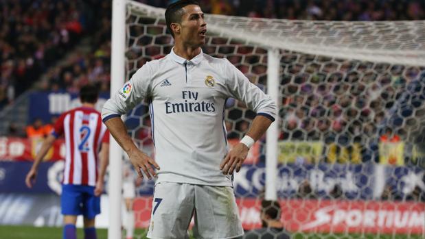 Cristiano celebra su segundo tanto posando para el fondo sur del Atlético