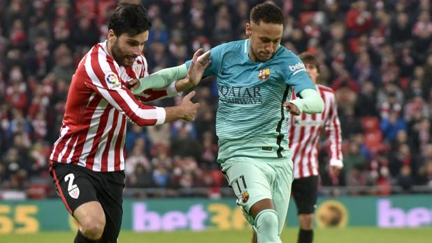 Eneko Bóveda ante Neymar en San Mamés