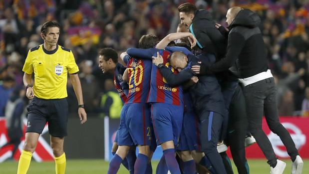 Aytekin observa la celebración de los jugadores del Barça