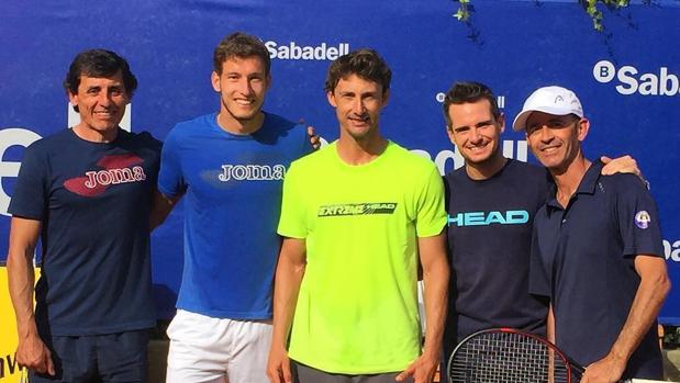Ferrero, en el medio, junto a Pablo Carreño y su equipo de trabajo