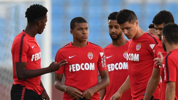 Mbappé durante un entrenamiento con el Mónaco