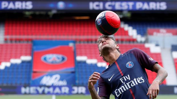 Neymar, durante su presentación con el PSG