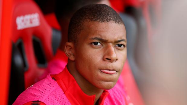 Mbappé en el banquillo durante el partido del Mónaco frente al Dijon