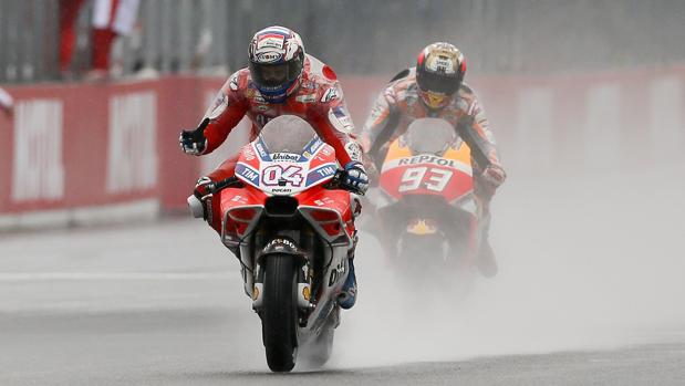 Andrea Dovizioso cruza la meta por delante de Márquez