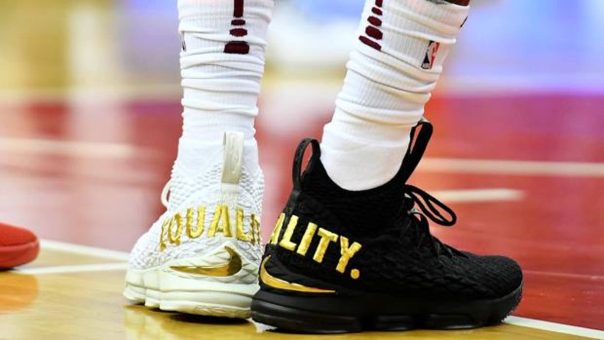 NBA: Las zapatillas «anti Trump» de LeBron James