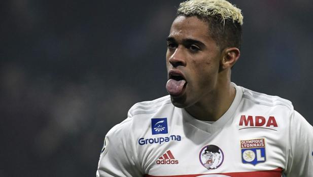 Mariano celebra su gol al Olympique de Marsella