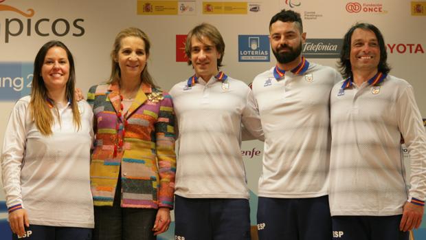 Doña Elena, junto a Astrid Fina, Jon Santacana, Miguel Galindo y Víctor González