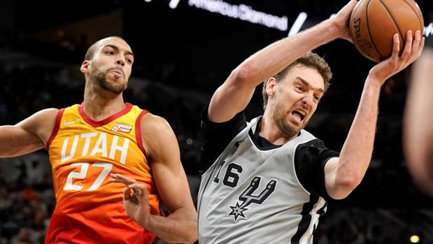 Gasol atrapa el balón bajo la canasta