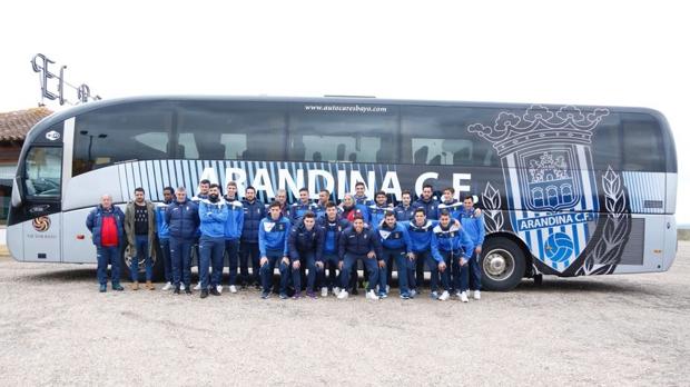 La Arandina posa delante del autobús del club
