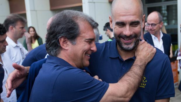 Laporta se abraza con Guardiola