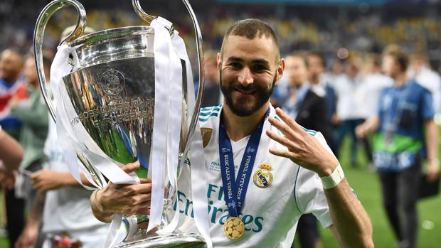 Benzema, con el trofeo de la Champions