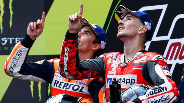Marc Márquez y Jorge Lorenzo dedicaron su segundo y primer puesto a Andreas Pérez