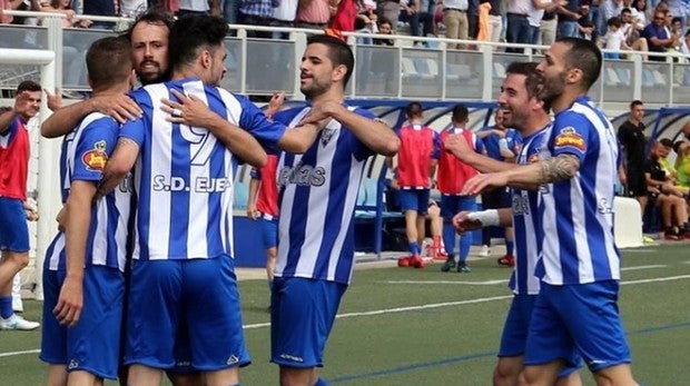 Los jugadores de la SD Ejea celebran un gol