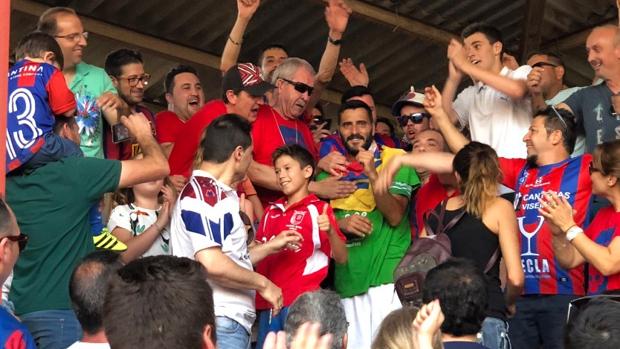 Dani Güiza, felicitado por la afición del Yeclano tras lograr el ascenso con el Atlético Sanluqueño