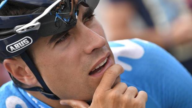 Mikel Landa, corredor del Movistar Team, antes de subirse a la bicicleta