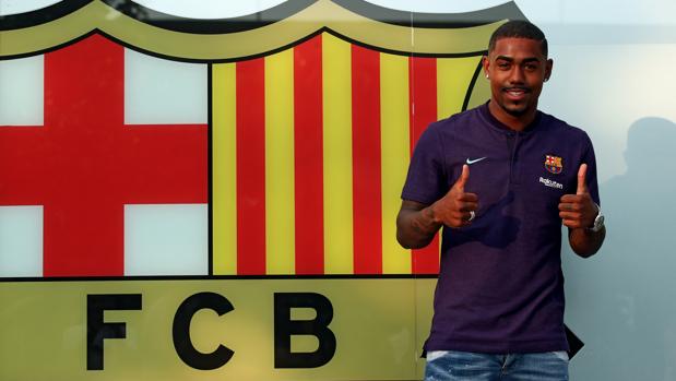 Malcom posa satisfecho ante el escudo del Barcelona