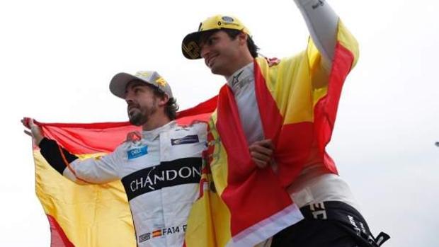 Imagen de los dos pilotos españoles Fernando Alonso y Carlos Sainz Jr. en el circuito de cataluña