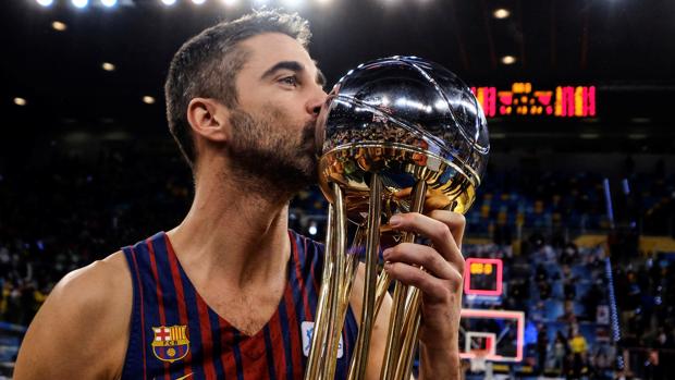 Navarro, con uno de sus últimos trofeos