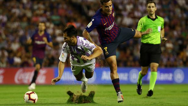 Un futbolista del Valladolid cae en el césped de Zorrilla